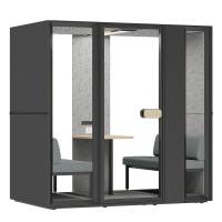 M&oslash;deboks ME3 venstrevendt med sofaer og bord sort