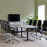 Møderum 2 med lys grå konferencebord 320cm, 8 stole og kontorskab