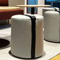 Office Wrap siddepuf Ø40cm i beige tekstil med sort håndtag