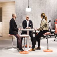 Savo Joi balancestol med hvidt understel og sort stof