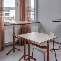 Atlas bord 70x60cm i hvidpigmenteret eg med hvidt stel, hæve-sænkbart