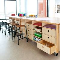 Adam taburet med massiv birk s&aelig;de og sort stel