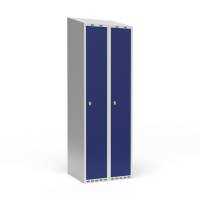 Garderobeskab 2x300mm med skråt tag, døre i blå med greb til hængelåse