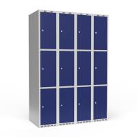 Garderobeskab 4x300mm med lige tag, 3 rum i højden med blå døre og cylinderlåse