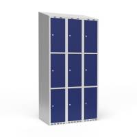 Garderobeskab 3x300mm med skråt tag, 3 rum i højden med blå døre og cylinderlåse