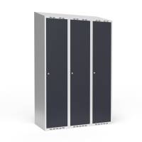 Garderobeskab 3x400mm med skråt tag, 1 rum i højden med antracit døre og cylinderlåse