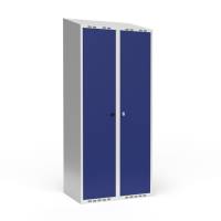 Garderobeskab 2x400mm, skråt tag, døre i blå, greb til hængelås