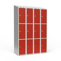 Garderobeskab 4x300mm med skråt tag, 3 rum i højden med røde døre og greb til hængelåse