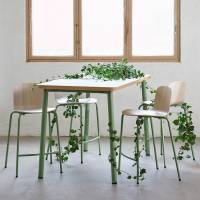 Børnebord 140x70cm i hvidpigmenteret eg laminat med grønt stel, højde 72cm