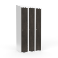 Garderobeskab 3x300mm med skråt tag, døre i nocturne wood med cylinderlåse