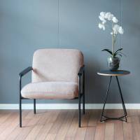 Mollis lounge stol i lys gr&aring; stof med arml&aelig;n og sorte st&aring;lben