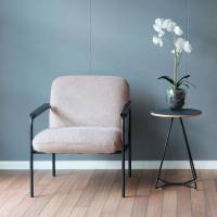 Mollis lounge stol i lys gr&aring; stof med arml&aelig;n og sorte st&aring;lben