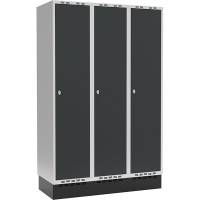 Garderobeskab 3x400mm med sokkel, 1 rum i højden med antracit døre og greb til hængelåse