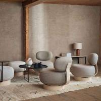 Siddepuf Sten med ryg, koldskumspolstring og sokkel i birk