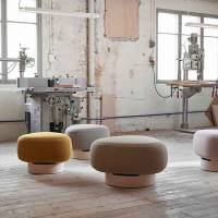 Siddepuf Sten med koldskumspolstring og sokkel i birk