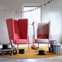 L&aelig;nestol Tittut med h&oslash;j ryg, st&aring;lstel og kighul i siden, r&oslash;d