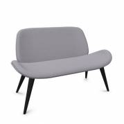 Tilkka 4L lounge sofa i m&oslash;rk gr&aring;t stof med ben i sortbejdset massiv b&oslash;g  