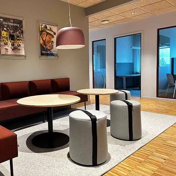 Office Wrap siddepuf &Oslash;40cm i beige tekstil med sort h&aring;ndtag