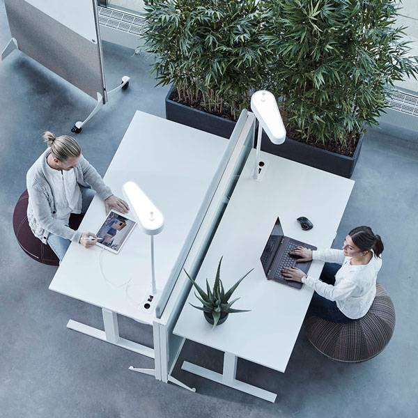 LED bordlampe The Lightning, tre lysniveauer med touch, hvid