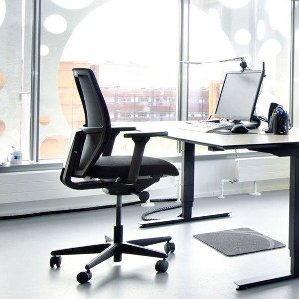 Savo Soul Mesh50 kontorstol tekstil med 2D-arml&aelig;n sort