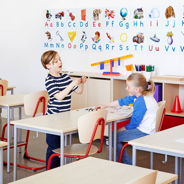 Elevbord 70x60cm i birk h&oslash;jtrykslaminat med alugr&aring;t stel, h&oslash;jde 72cm