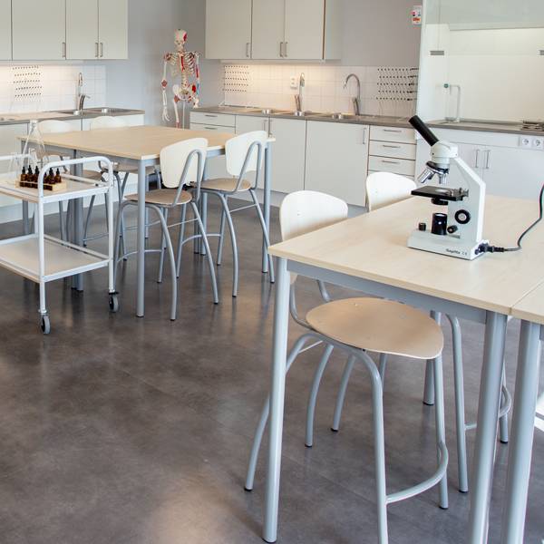 Elevbord 140x70cm i birk h&oslash;jtrykslaminat med sort stel, h&oslash;jde 72cm