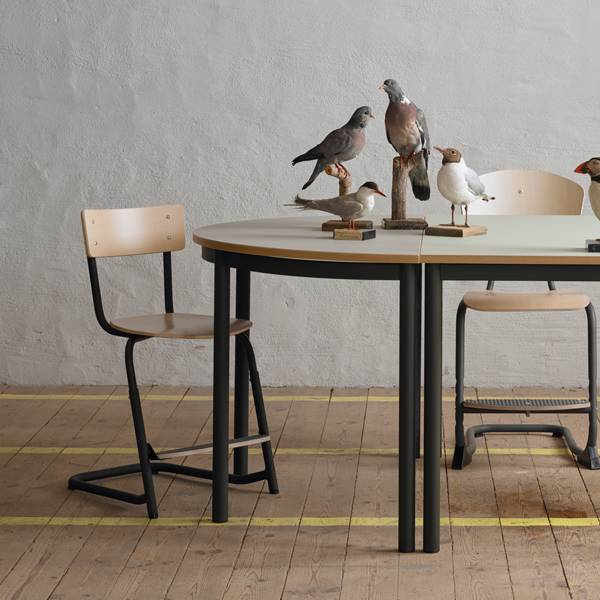 Halvrundt elevbord 120x60cm i birk laminat med alugr&aring;t stel, h&oslash;jde 72cm