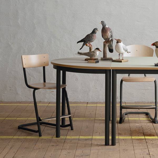 Halvrundt elevbord 120x60cm i birk laminat med alugr&aring;t stel, h&oslash;jde 72cm
