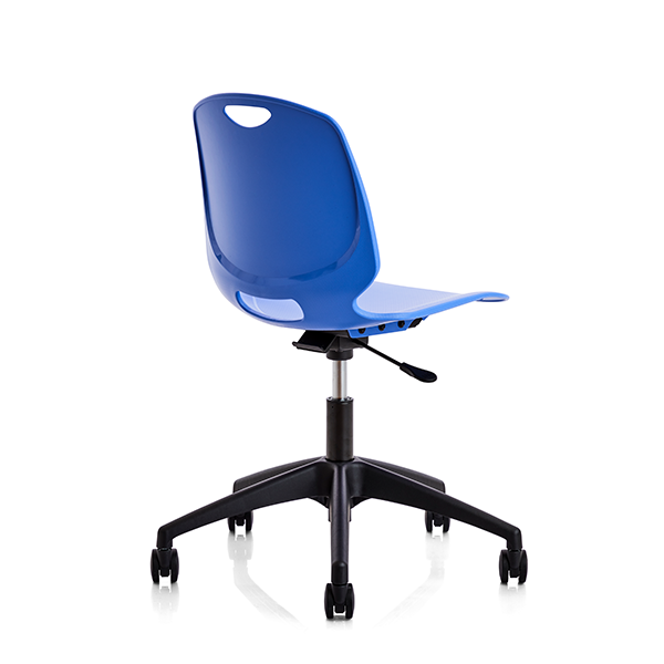 Amigo elevstol med bl&aring;t s&aelig;de med hjul