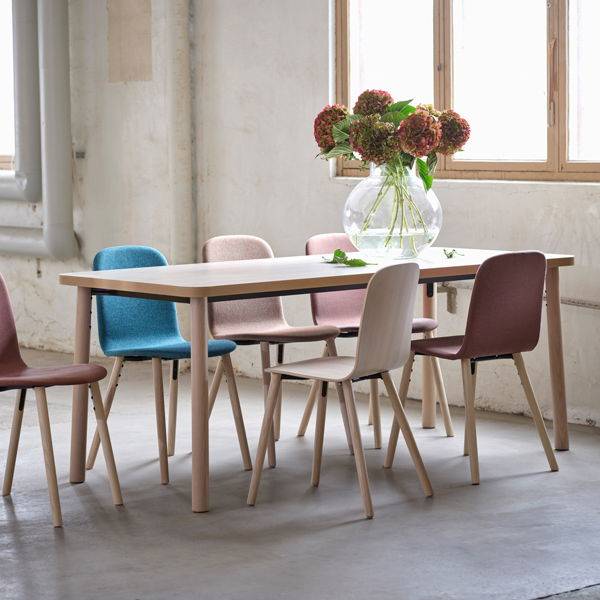 Add Wood stol i helbetrukket beige tekstil med tr&aelig;ben