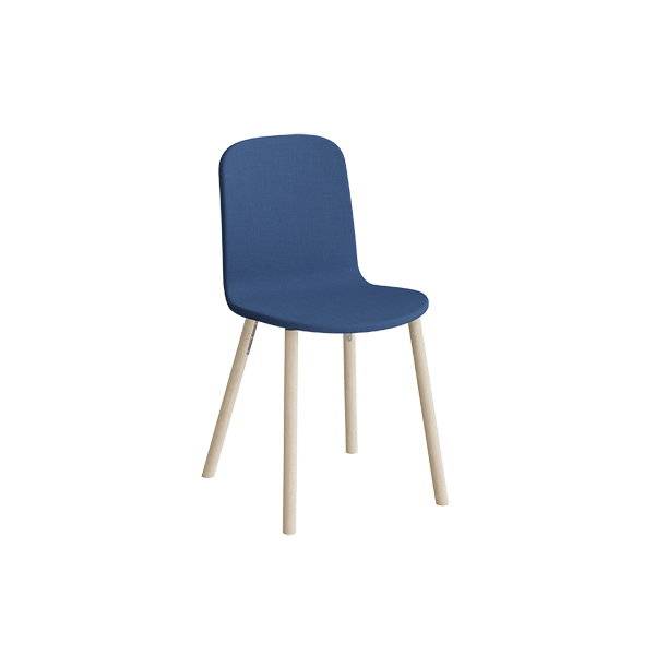 Add Wood stol i helbetrukket bl&aring;t tekstil med tr&aelig;ben