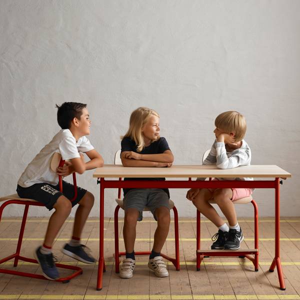 Atlas bord 120x60cm i hvidpigmenteret eg med bl&aring;t stel, h&oslash;jde 72cm