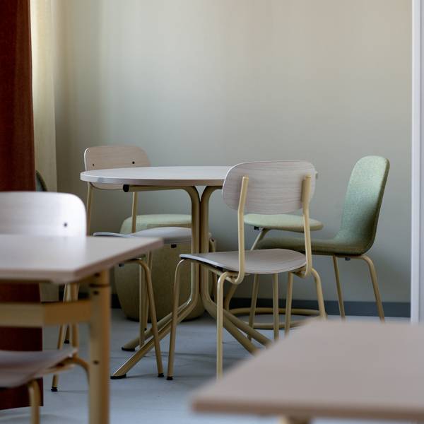 Atlas cafébord Ø90cm i hvidpigmenteret eg med gult stel, højde 72cm
