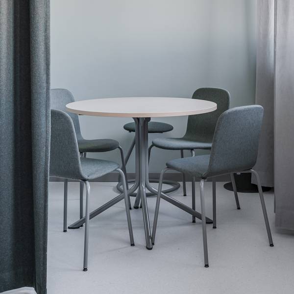 Atlas cafébord Ø80cm i hvidpigmenteret eg med gråt stel, højde 72cm