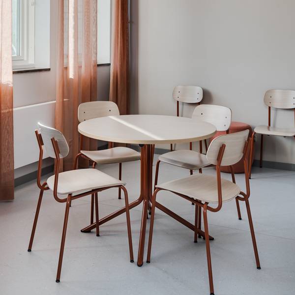 Atlas cafébord Ø80cm i hvidpigmenteret eg med rødt stel, højde 72cm