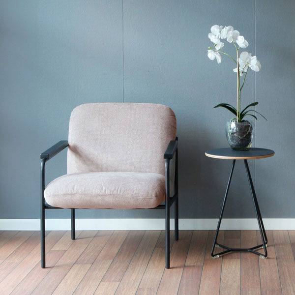 Mollis lounge stol i lys gr&aring; stof med arml&aelig;n og sorte st&aring;lben