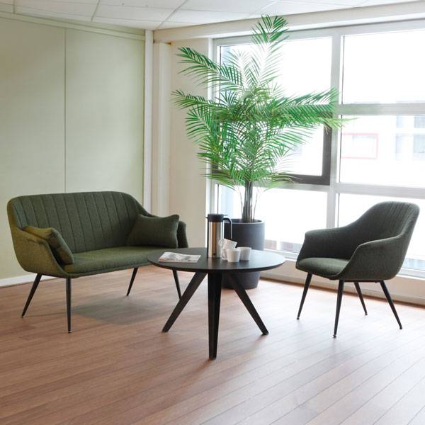 Amicus lounge sofa i gr&oslash;nt stof med hynder og sorte st&aring;lben