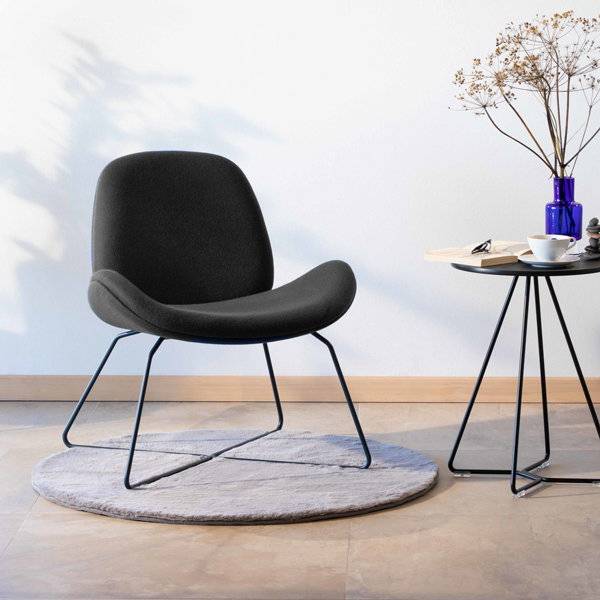 Tilkka ROD lounge stol i m&oslash;rk gr&aring;t stof med sort stel 