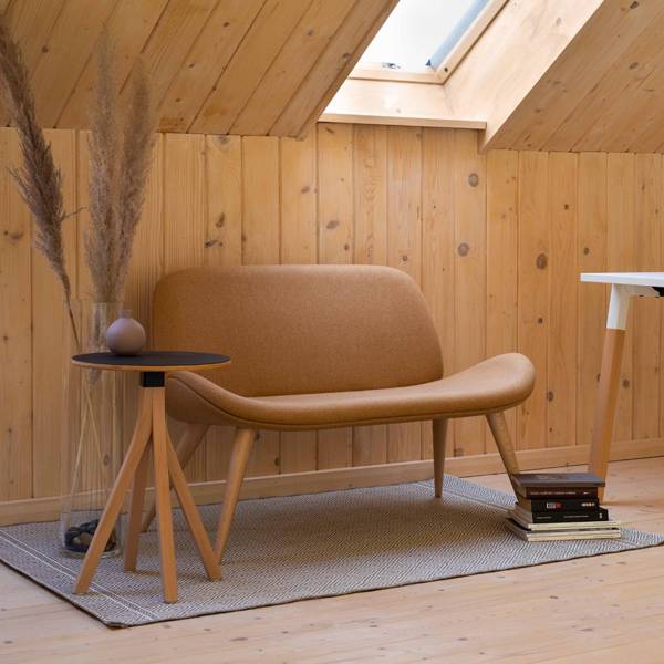 Tilkka 4L lounge sofa i mørk gråt stof med ben i massiv eg