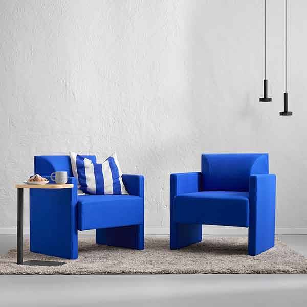 Office Bits l&aelig;nestol i bl&aring; tekstil med arml&aelig;n 