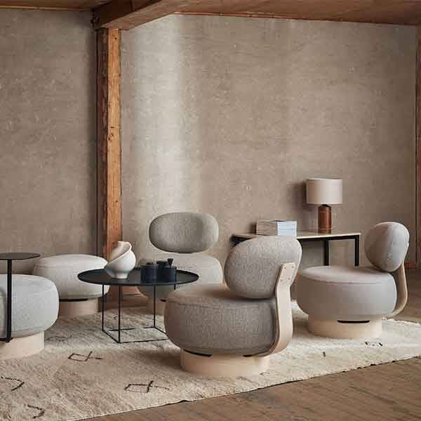 Siddepuf Sten med ryg, koldskumspolstring og sokkel i birk