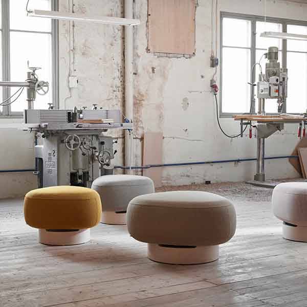 Siddepuf Sten med koldskumspolstring og sokkel i birk