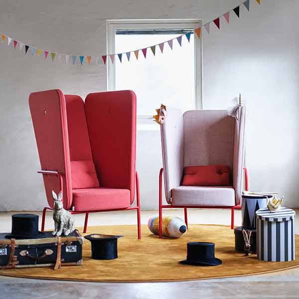 Lænestol Tittut med høj ryg, stålstel og kighul i siden, rød